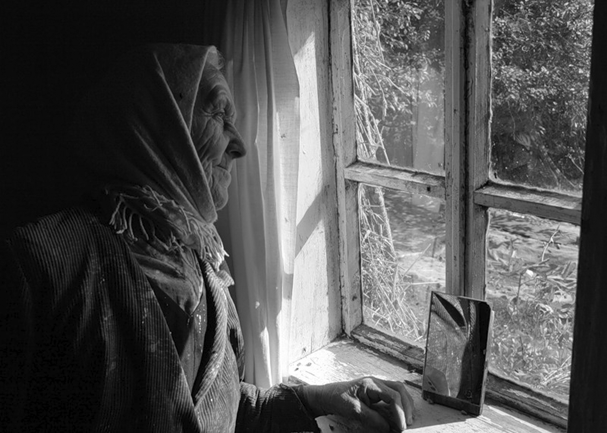 Глянула матушка в окно а там все. Бабушка у окна. Старушка у окна. Старенькая бабушка у окна. Бабушка у окна в деревне.