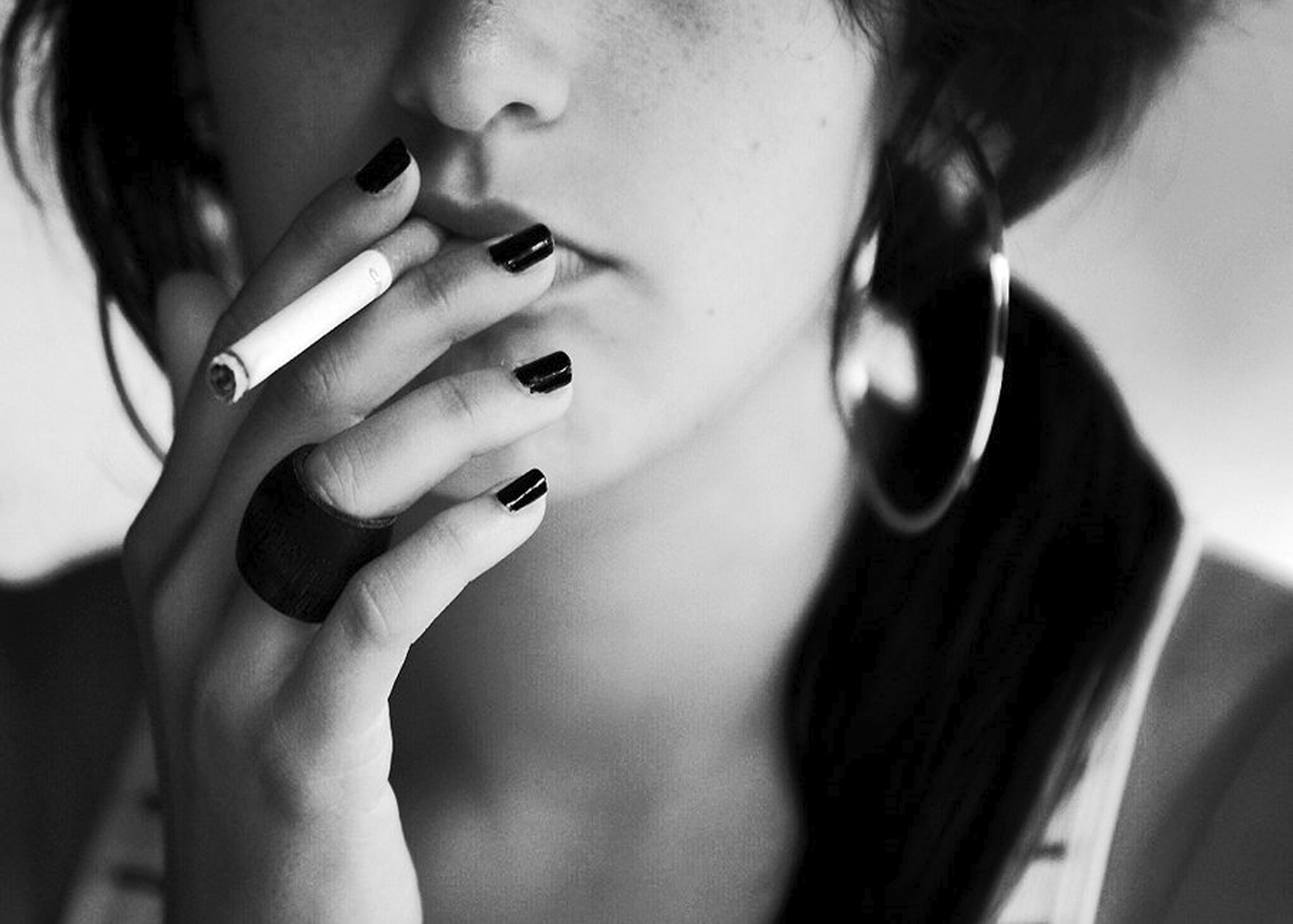 Аватарки курящие. Девушка с сигаретой. Красивая девушка с сигаретой. Брюнетка с сигаретой. Курящие девушки.
